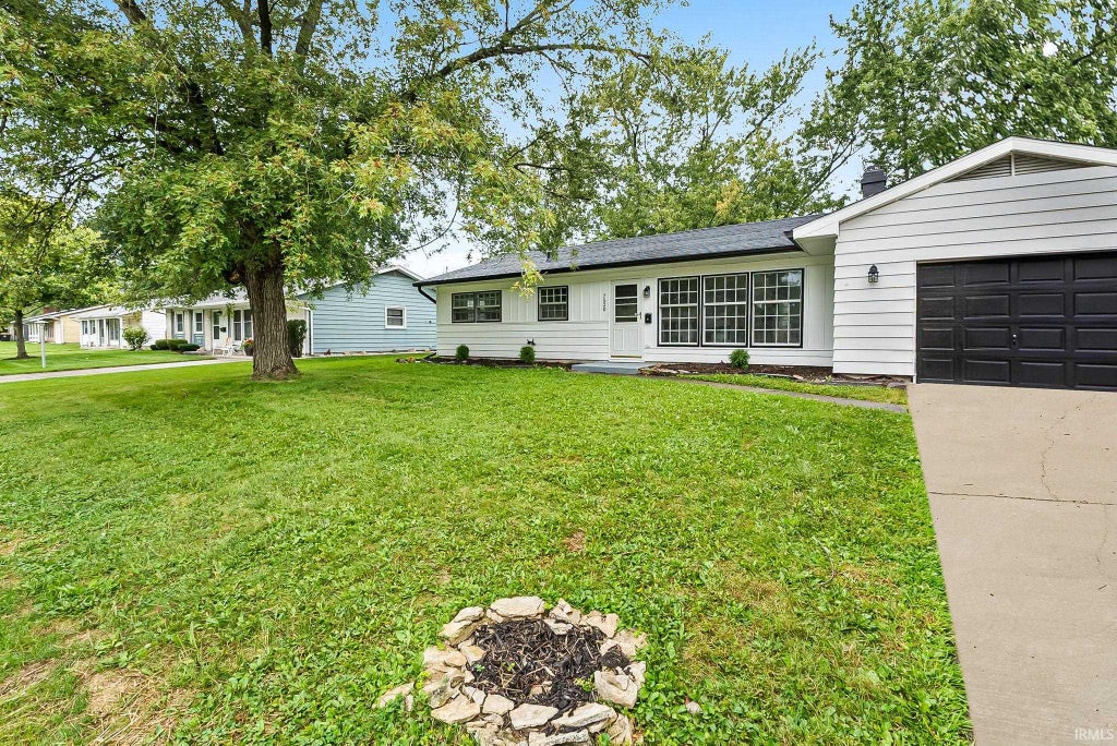 Photo of 7520 Kingsway Drive, Fort Wayne, IN 46819 (MLS # 202636044)