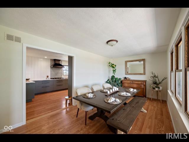 Russiaville, Indiana 46979, United States, 3 Bedrooms Bedrooms, ,3 BathroomsBathrooms,Residential,Pending,128219