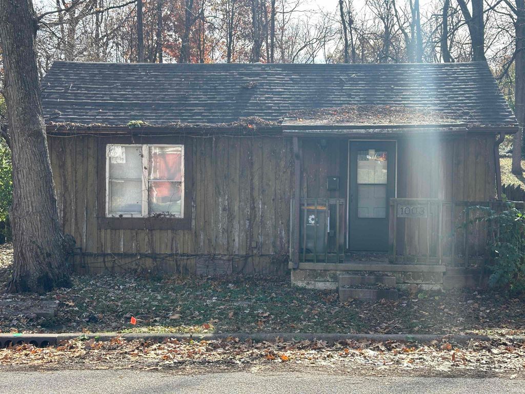 Photo of 1003 W Cottage Grove Avenue, Bloomington, IN 47404 (MLS # 202545932)