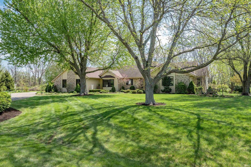 Photo of 2821 Emerald Lake Drive, Fort Wayne, IN 46804 (MLS # 202614698)