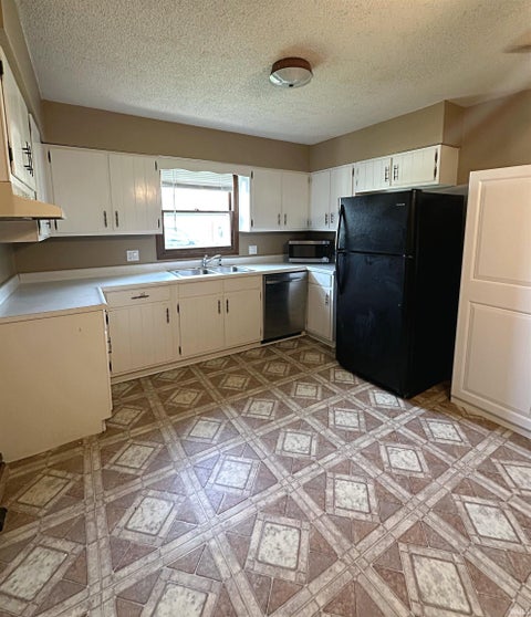 Tiny photo for 1412 E Poplar Street, Petersburg, IN 47567 (MLS # 202621357)