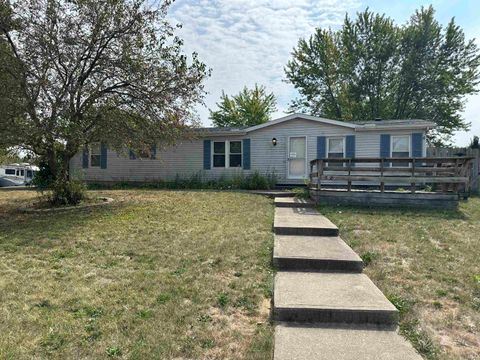 Photo of 5620 Arapaho Trail, Fort Wayne, IN 46825 (MLS # 202539951) Photo of 5620 Arapaho Trail, Fort Wayne, IN 46825 (MLS # 202539951)