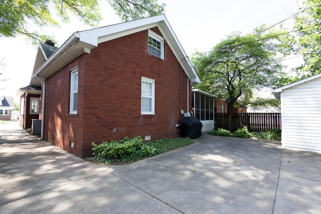 Photo of 1660 Lincoln Avenue, Evansville, IN 47714 (MLS # 202614193)