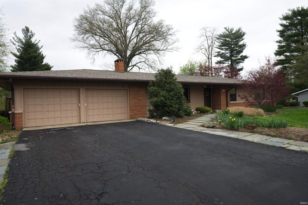 Photo of 684 W Greenbrier Lane, Sullivan, IN 47882 (MLS # 202611526)