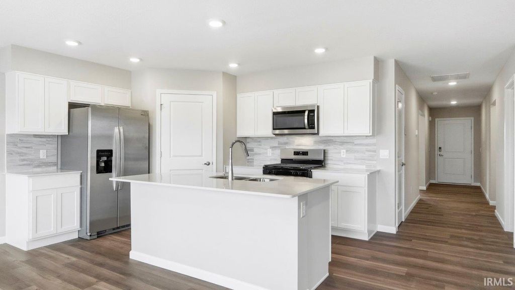 Photo of 1010 Butler Lake Court, Fort Wayne, IN 46818 (MLS # 202538370)