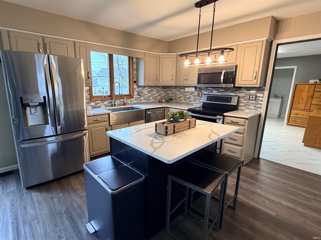 Photo of 1405 Kenwood Drive, Bluffton, IN 46814 (MLS # 202548573)