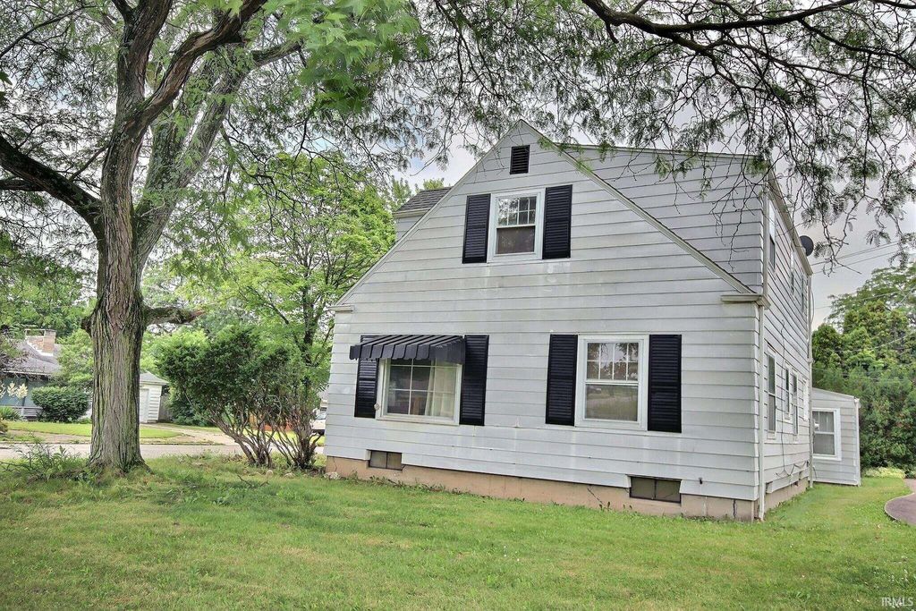 Photo of 702 W Pettit Avenue, Fort Wayne, IN 46807 (MLS # 202626335)