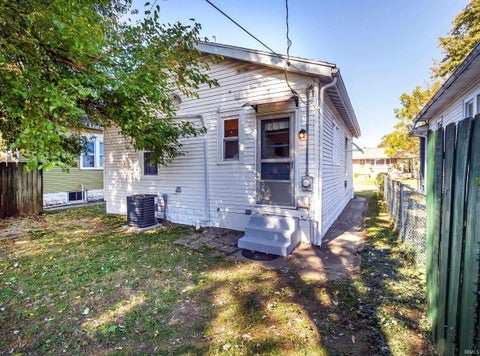 Tiny photo for 725 E Oregon Road, Evansville, IN 47711 (MLS # 202644910)