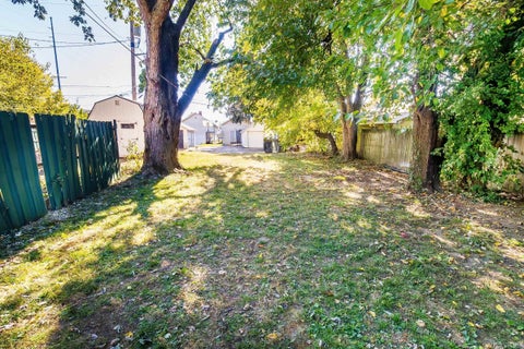 Tiny photo for 725 E Oregon Road, Evansville, IN 47711 (MLS # 202644910)