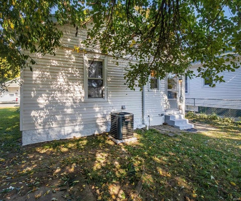 Tiny photo for 725 E Oregon Road, Evansville, IN 47711 (MLS # 202644910)