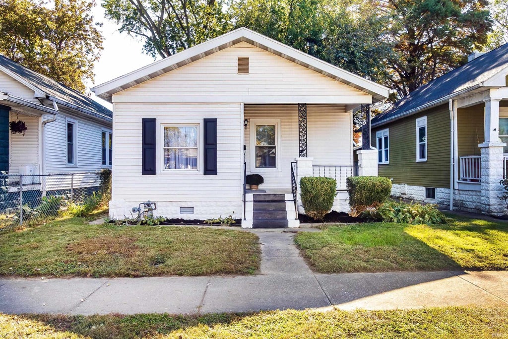 Photo of 725 E Oregon Road, Evansville, IN 47711 (MLS # 202644910)