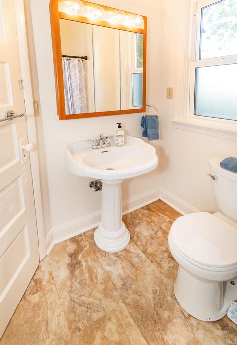 Tiny photo for 725 E Oregon Road, Evansville, IN 47711 (MLS # 202644910)