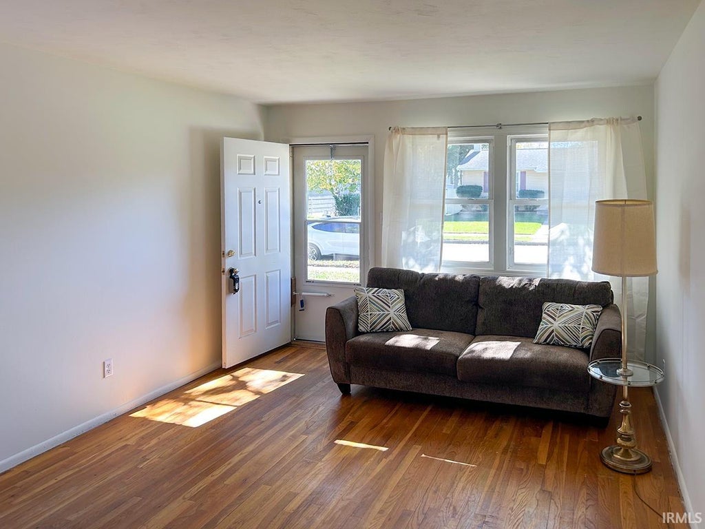 Photo of 312 E Lowell Avenue, Mishawaka, IN 46545 (MLS # 202644135)