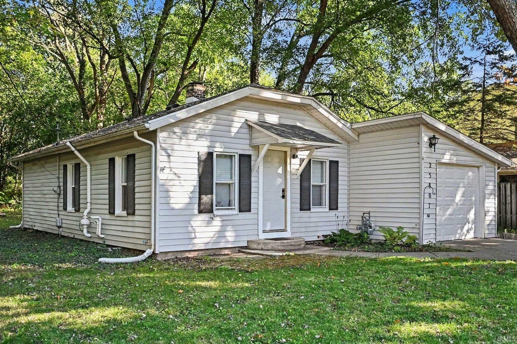 Photo of 25807 Coolidge Avenue, Elkhart, IN 46517 (MLS # 202641670)