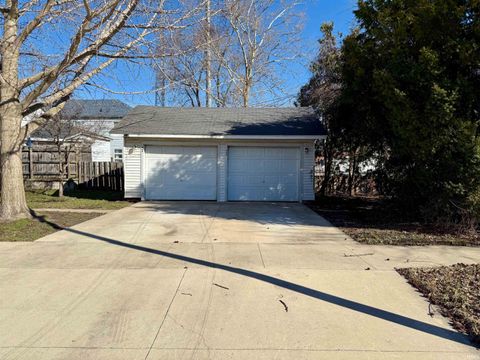 Tiny photo for 629/631 Madison Street, Rochester, IN 46975 (MLS # 202607907)