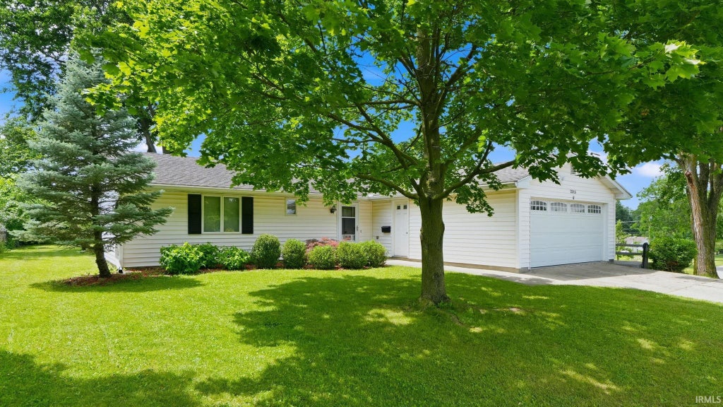Photo of 2515 Clifton Hills Drive, Fort Wayne, IN 46808 (MLS # 202625881)