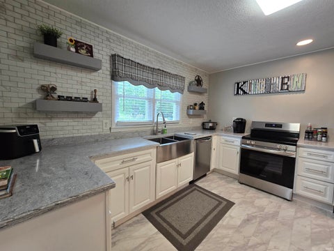 Tiny photo for 3010 GARDEN Place, Kokomo, IN 46902 (MLS # 202636432)