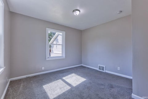 Tiny photo for 1015 S Alvord Boulevard, Evansville, IN 47714 (MLS # 202643772)