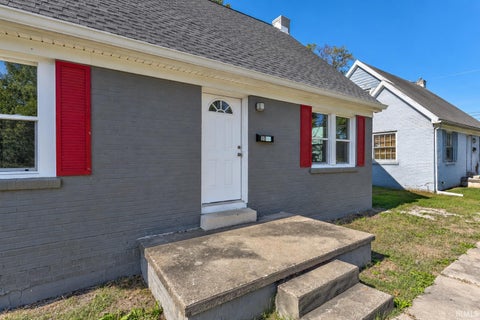 Tiny photo for 1015 S Alvord Boulevard, Evansville, IN 47714 (MLS # 202643772)