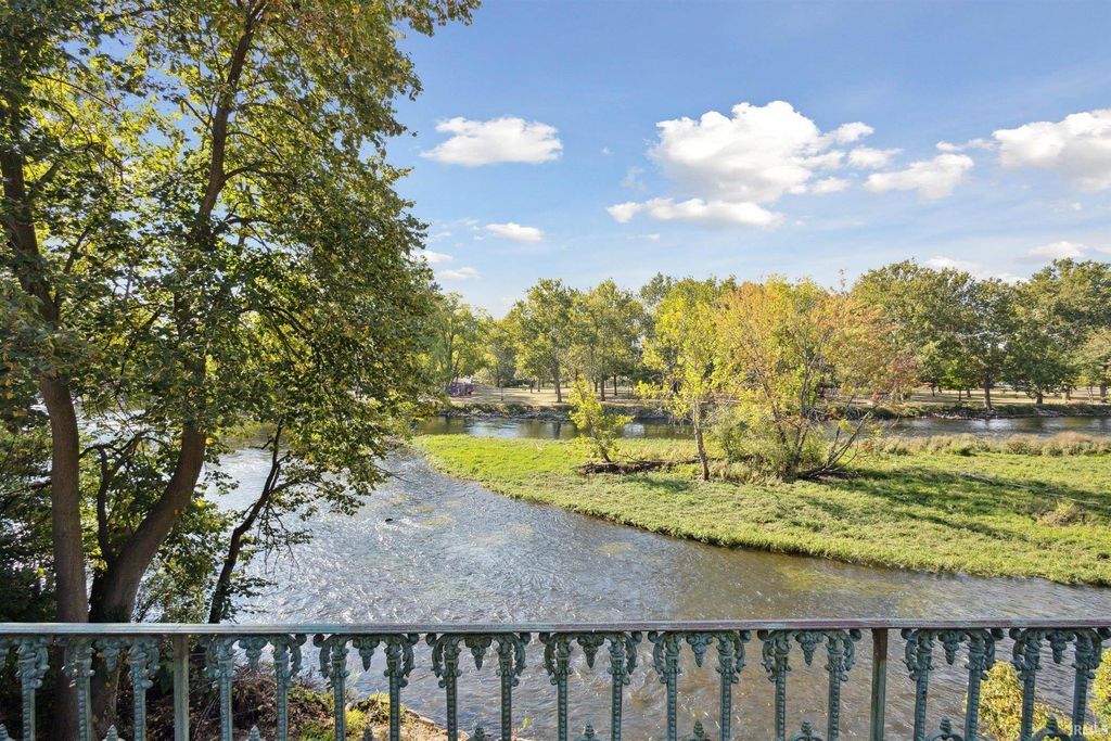 Photo of 437 E Beardsley Avenue, Elkhart, IN 46514 (MLS # 202549923)