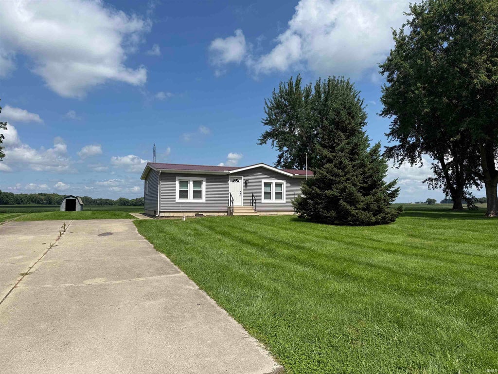 Photo of 387 E Perry Rd Road, Ligonier, IN 46767 (MLS # 202639366)