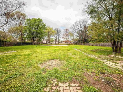 Tiny photo for 1719 Maplehurst Avenue, Mishawaka, IN 46545 (MLS # 202614387)