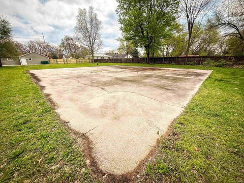 Tiny photo for 1719 Maplehurst Avenue, Mishawaka, IN 46545 (MLS # 202614387)