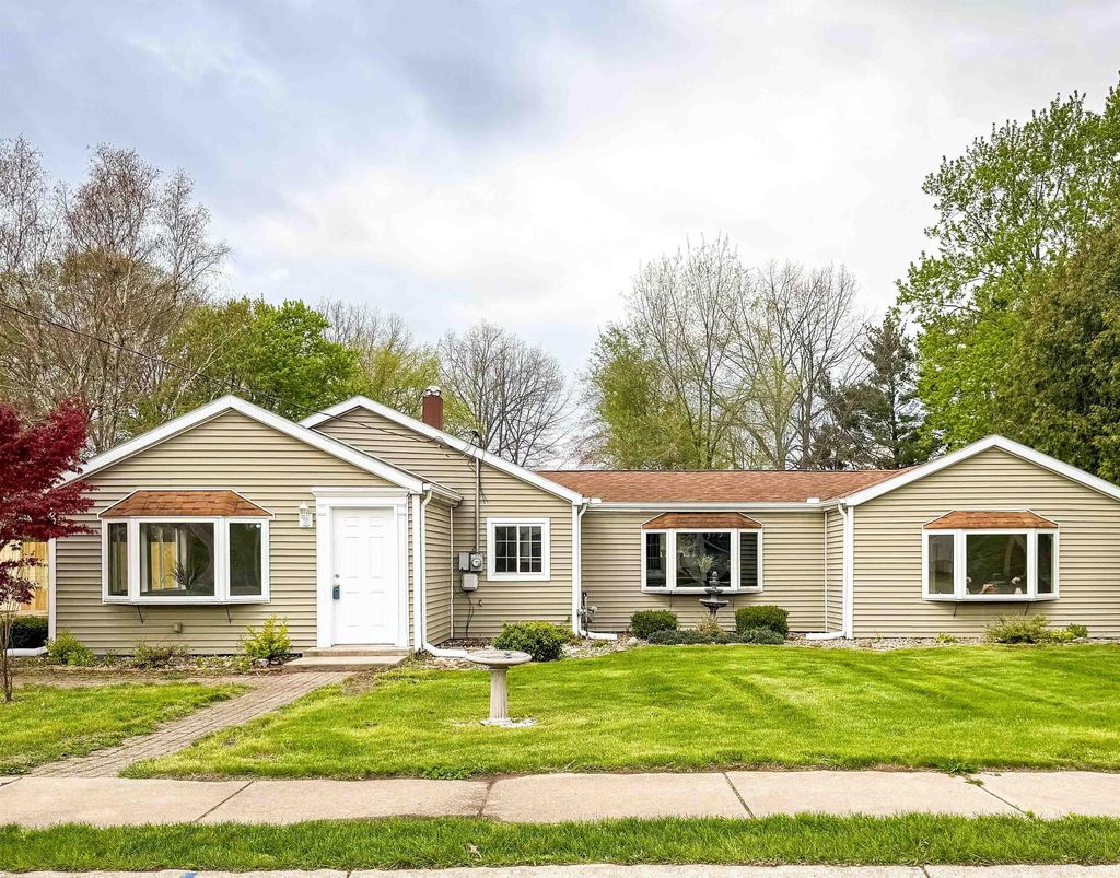 Photo of 1719 Maplehurst Avenue, Mishawaka, IN 46545 (MLS # 202614387)