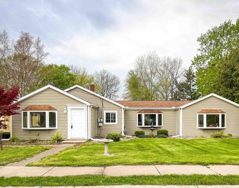 Photo of 1719 Maplehurst Avenue, Mishawaka, IN 46545 (MLS # 202614387)