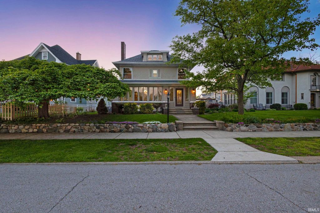 Photo of 337 Edgewater Drive, Mishawaka, IN 46545 (MLS # 202614813)