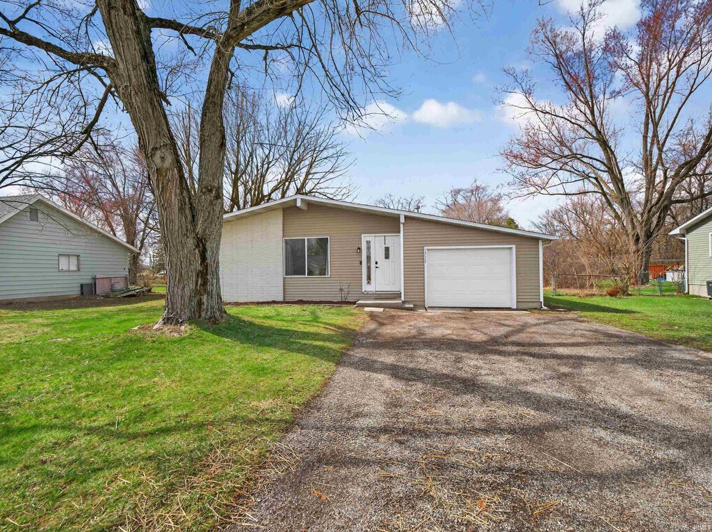 Photo of 1711 Lathrop Drive, Fort Wayne, IN 46808 (MLS # 202608424)