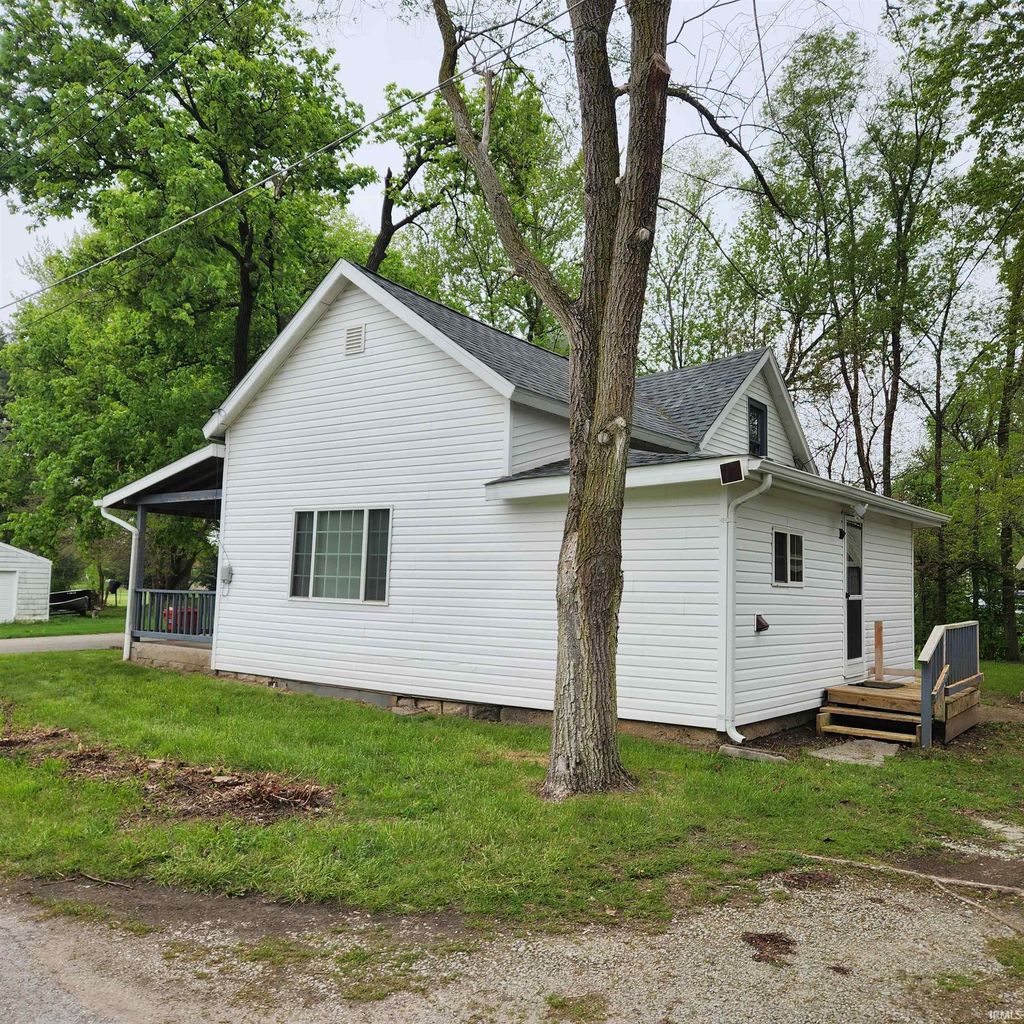 Photo of 810 W Tower Street, Pierceton, IN 46562 (MLS # 202622553)