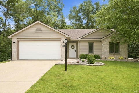 Photo of 312 Silver Maple Cove, Fort Wayne, IN 46804 (MLS # 202629384)