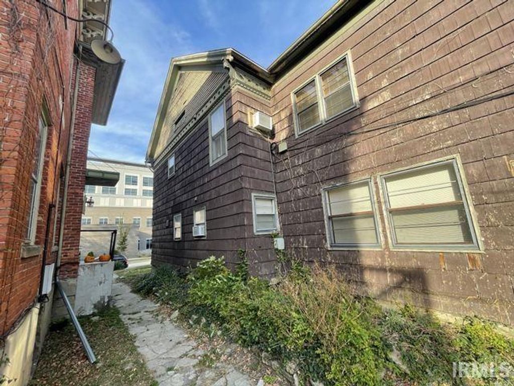 Photo of 813 W Berry Street, Fort Wayne, IN 46802 (MLS # 202624229)