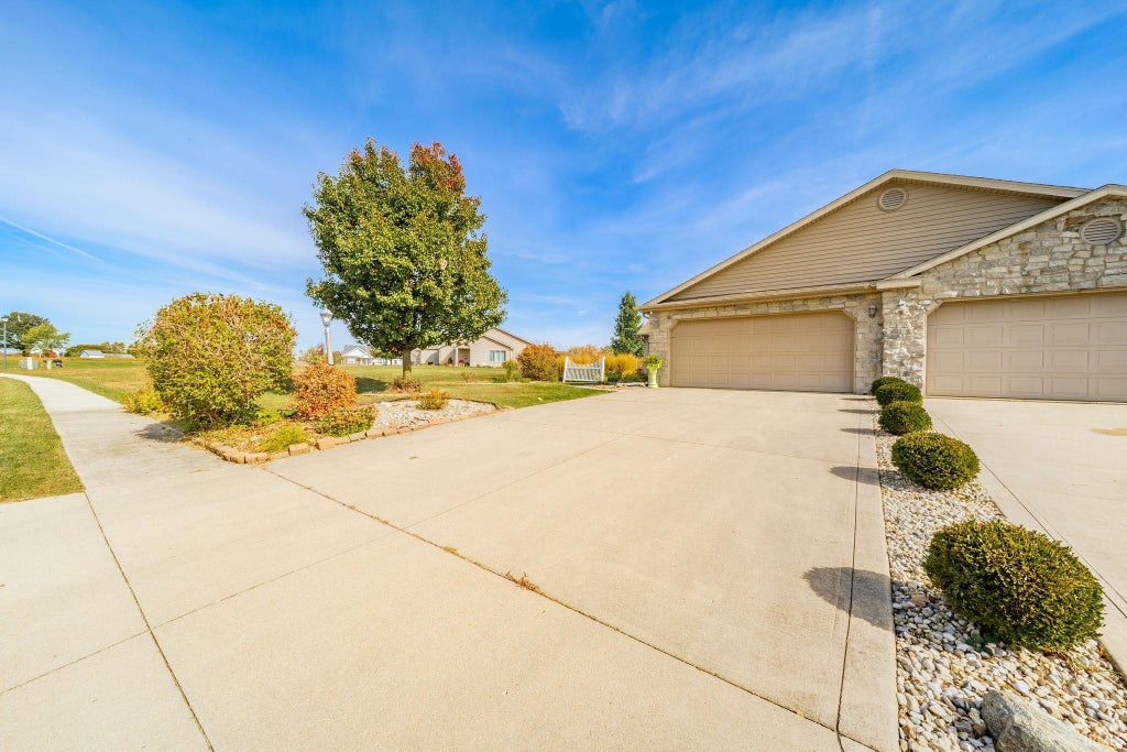 Photo of 12 CLUBVIEW DR DR, Hartford City, IN 47348 (MLS # 202644534)