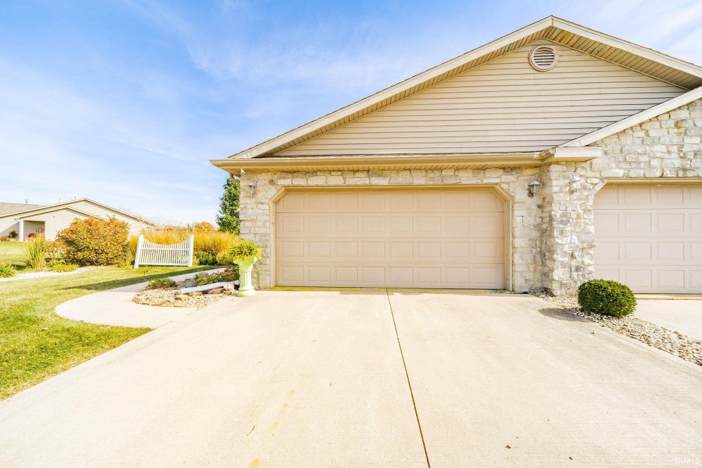 Photo of 12 CLUBVIEW DR DR, Hartford City, IN 47348 (MLS # 202644534)
