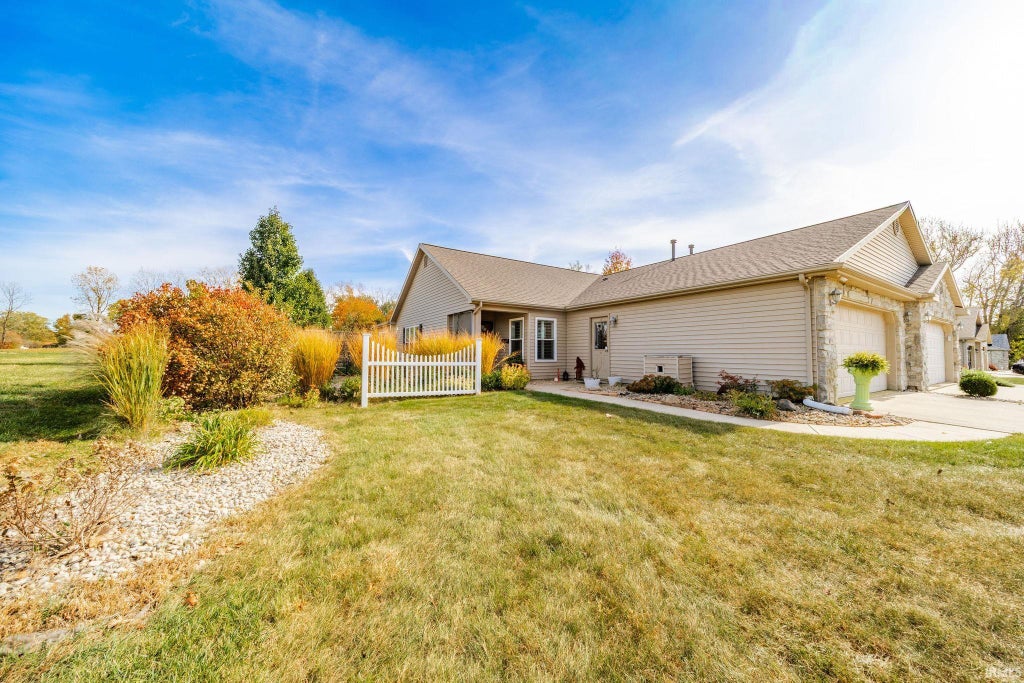 Photo of 12 CLUBVIEW DR DR, Hartford City, IN 47348 (MLS # 202644534)