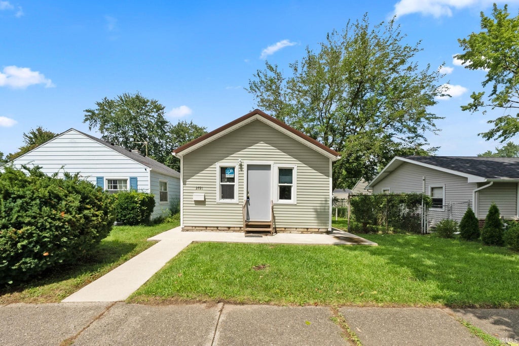 Photo of 2521 Kenwood Avenue, Fort Wayne, IN 46805 (MLS # 202633814)