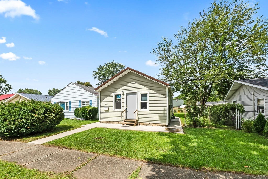 Photo of 2521 Kenwood Avenue, Fort Wayne, IN 46805 (MLS # 202633814)