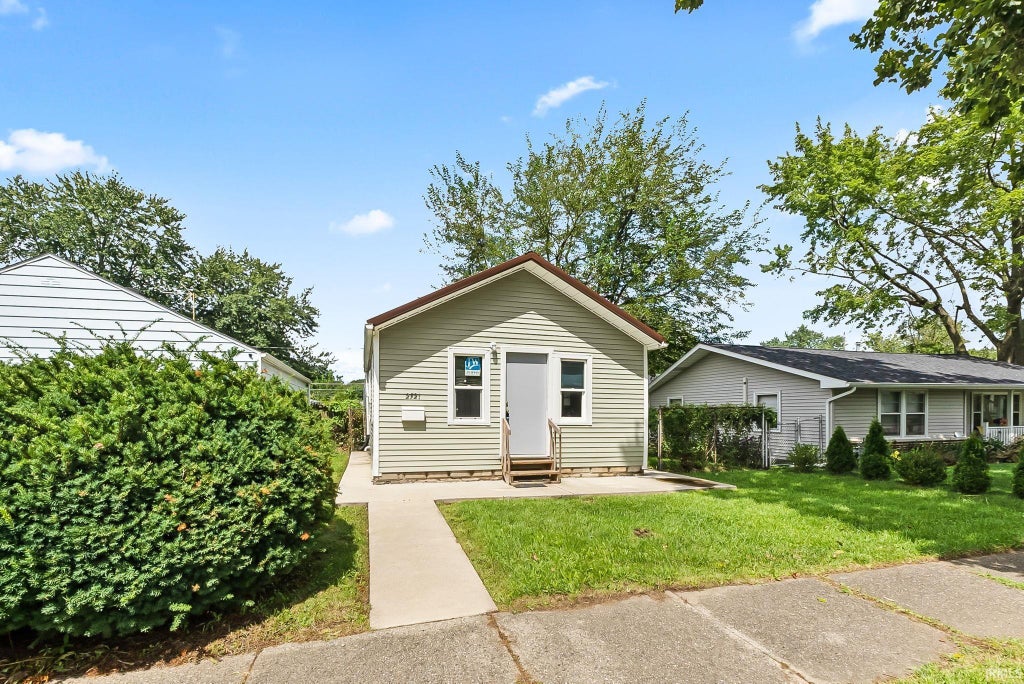 Photo of 2521 Kenwood Avenue, Fort Wayne, IN 46805 (MLS # 202633814)