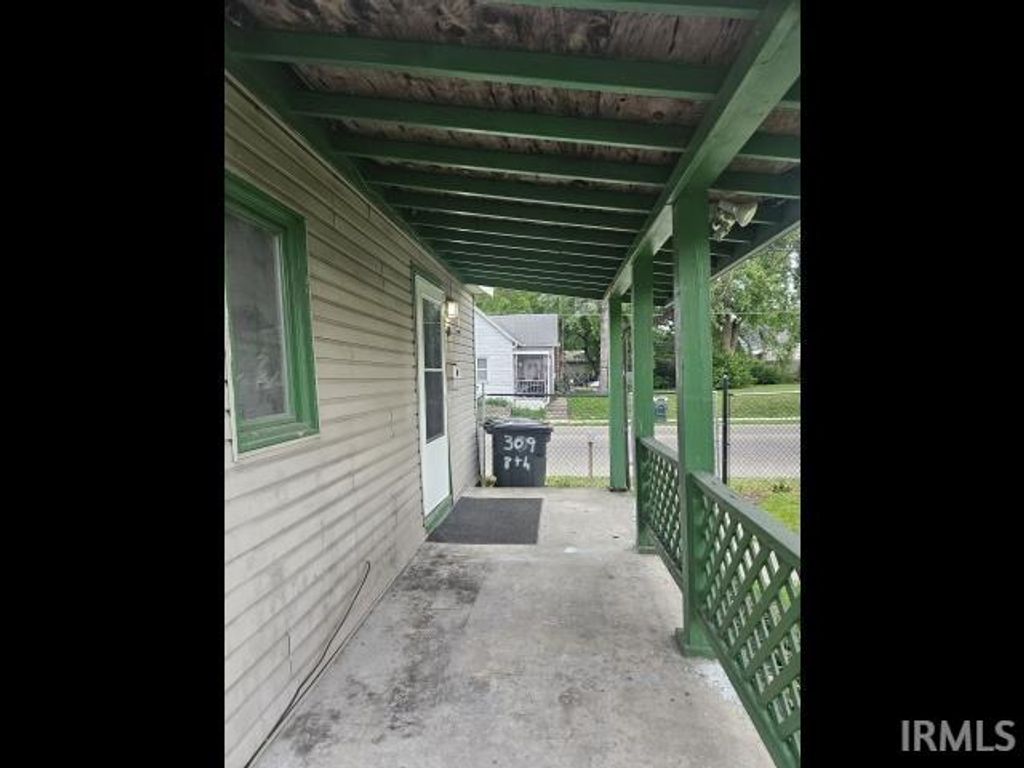 Photo of 309 W 8Th Street, Muncie, IN 47302 (MLS # 202609666)
