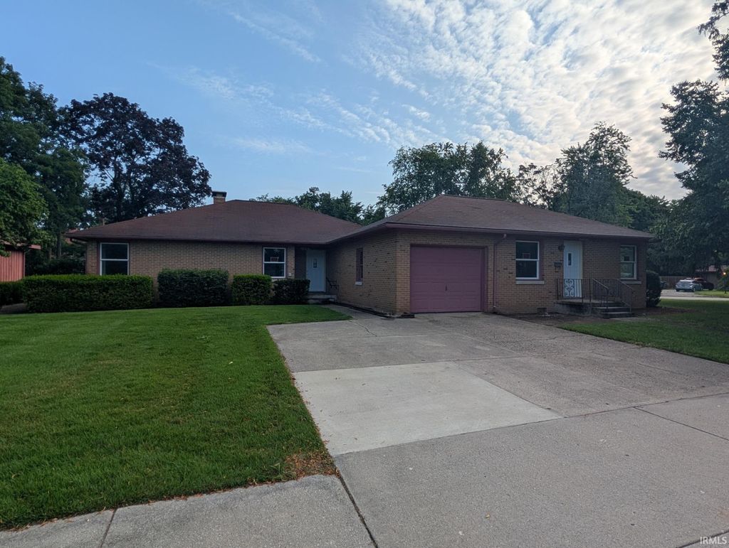 Photo of 412 W Beardsley Avenue, Elkhart, IN 46514 (MLS # 202627584)
