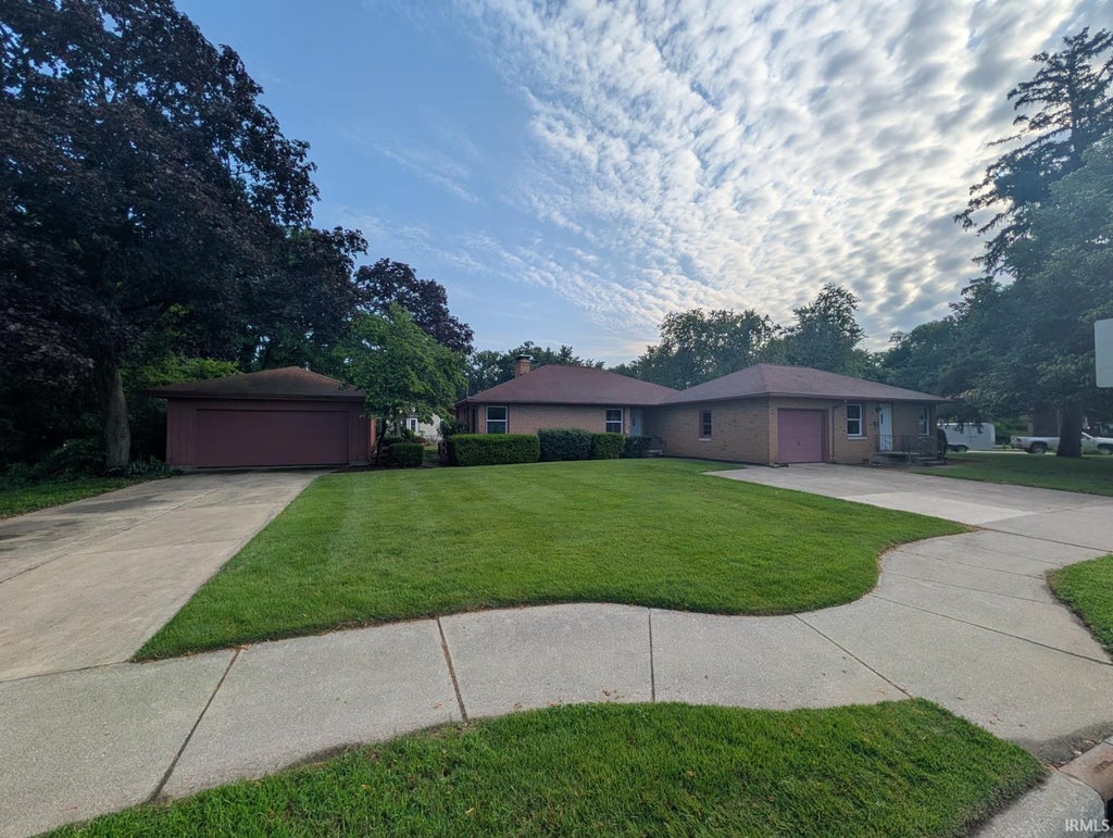 Photo of 412 W Beardsley Avenue, Elkhart, IN 46514 (MLS # 202627584)