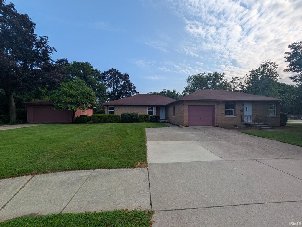 Photo of 412 W Beardsley Avenue, Elkhart, IN 46514 (MLS # 202627584)