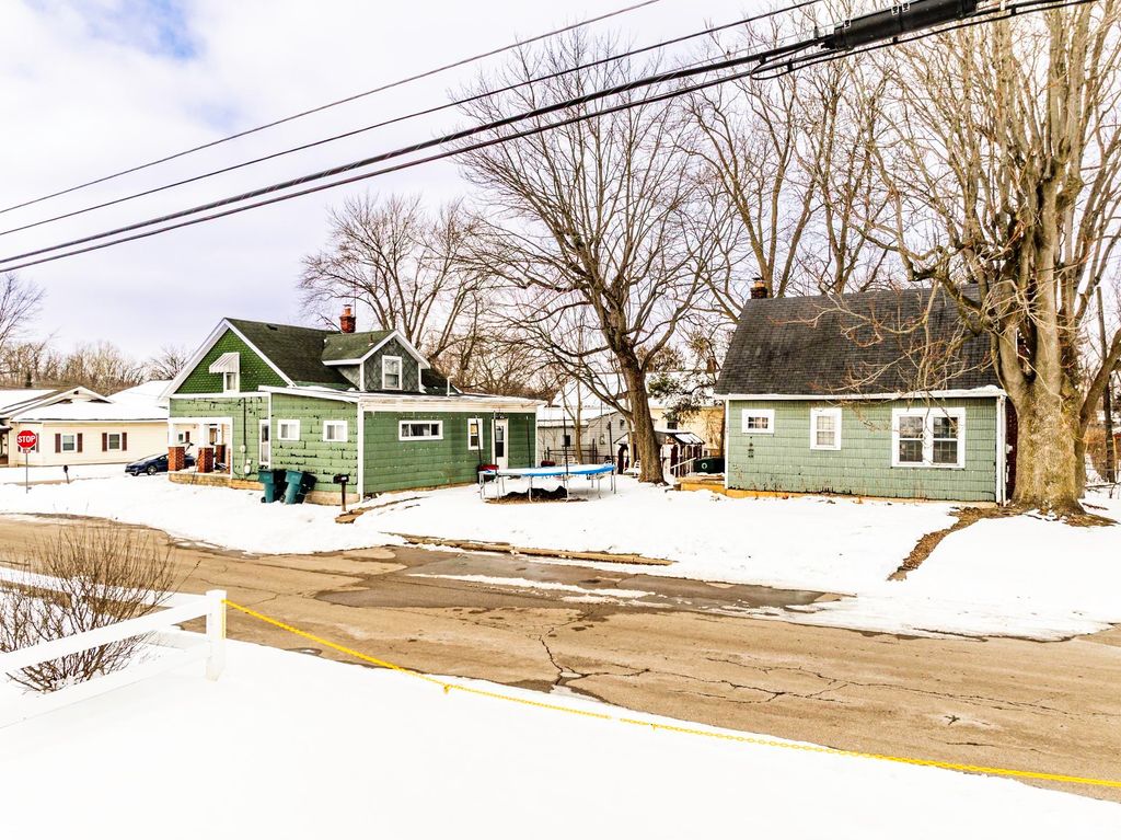 Photo of 1424 S Meeker Avenue, Muncie, IN 47302 (MLS # 202604831)