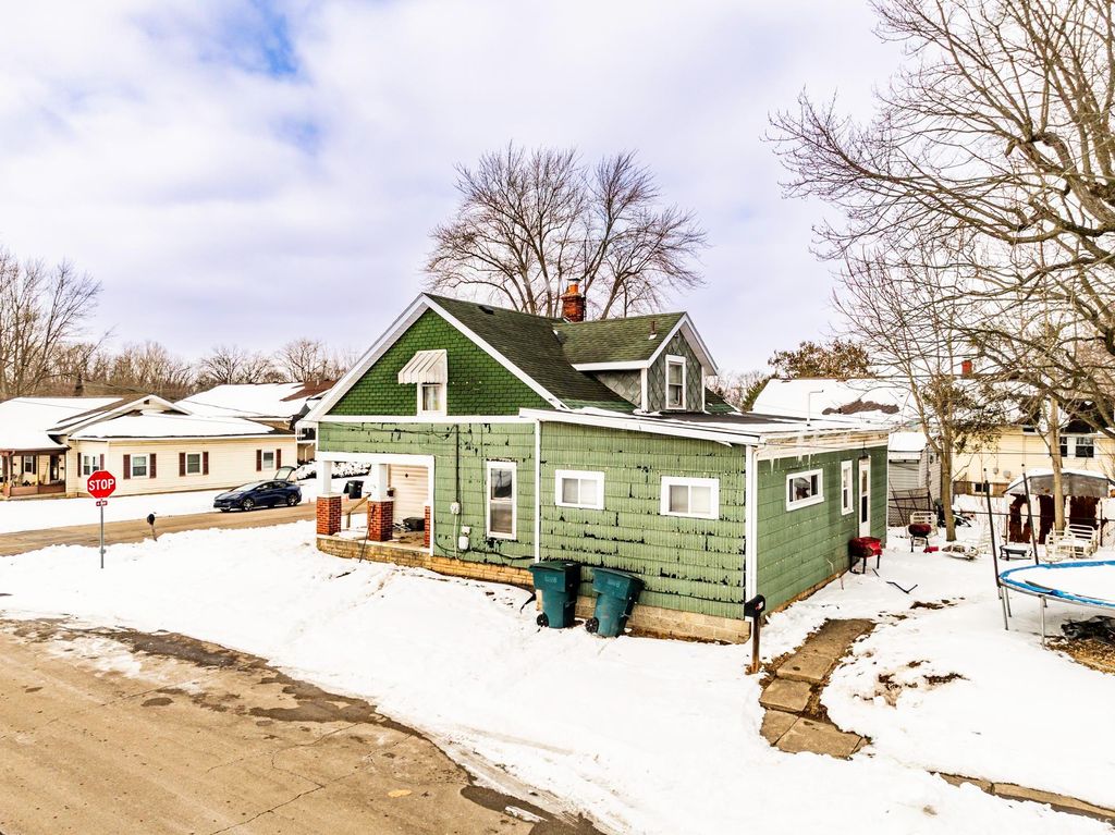 Photo of 1424 S Meeker Avenue, Muncie, IN 47302 (MLS # 202604831)