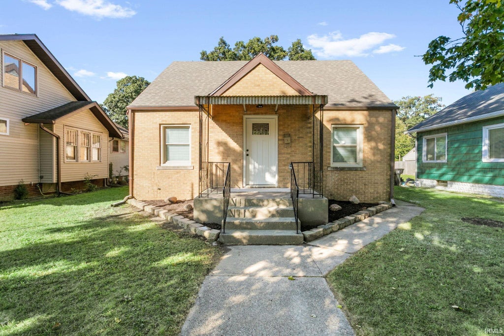 Photo of 1313 College Street, South Bend, IN 46628 (MLS # 202640966)