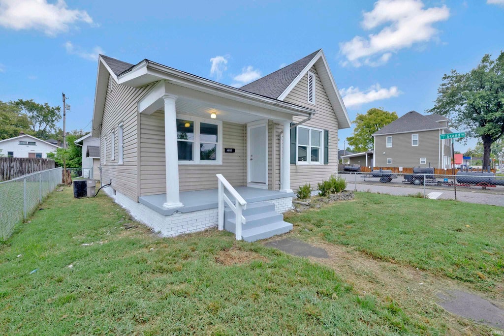 Photo of 916 Washington Avenue, Evansville, IN 47714 (MLS # 202644118)