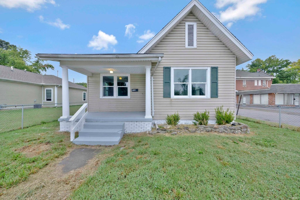 Photo of 916 Washington Avenue, Evansville, IN 47714 (MLS # 202644118)