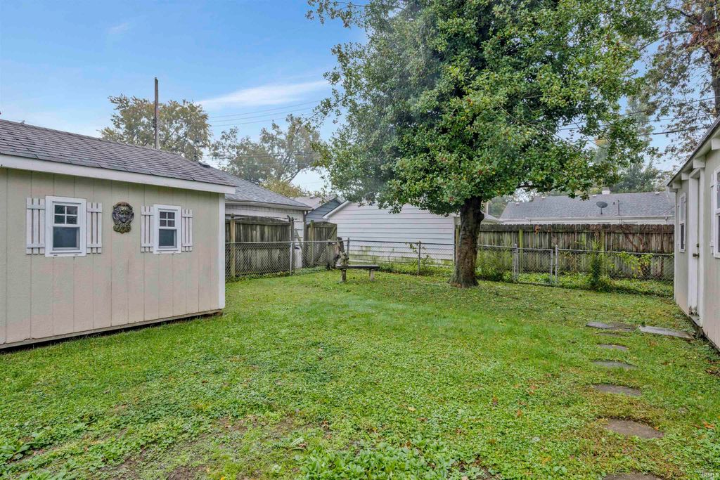 Photo of 2909 E Mulberry Street, Evansville, IN 47714 (MLS # 202543970)